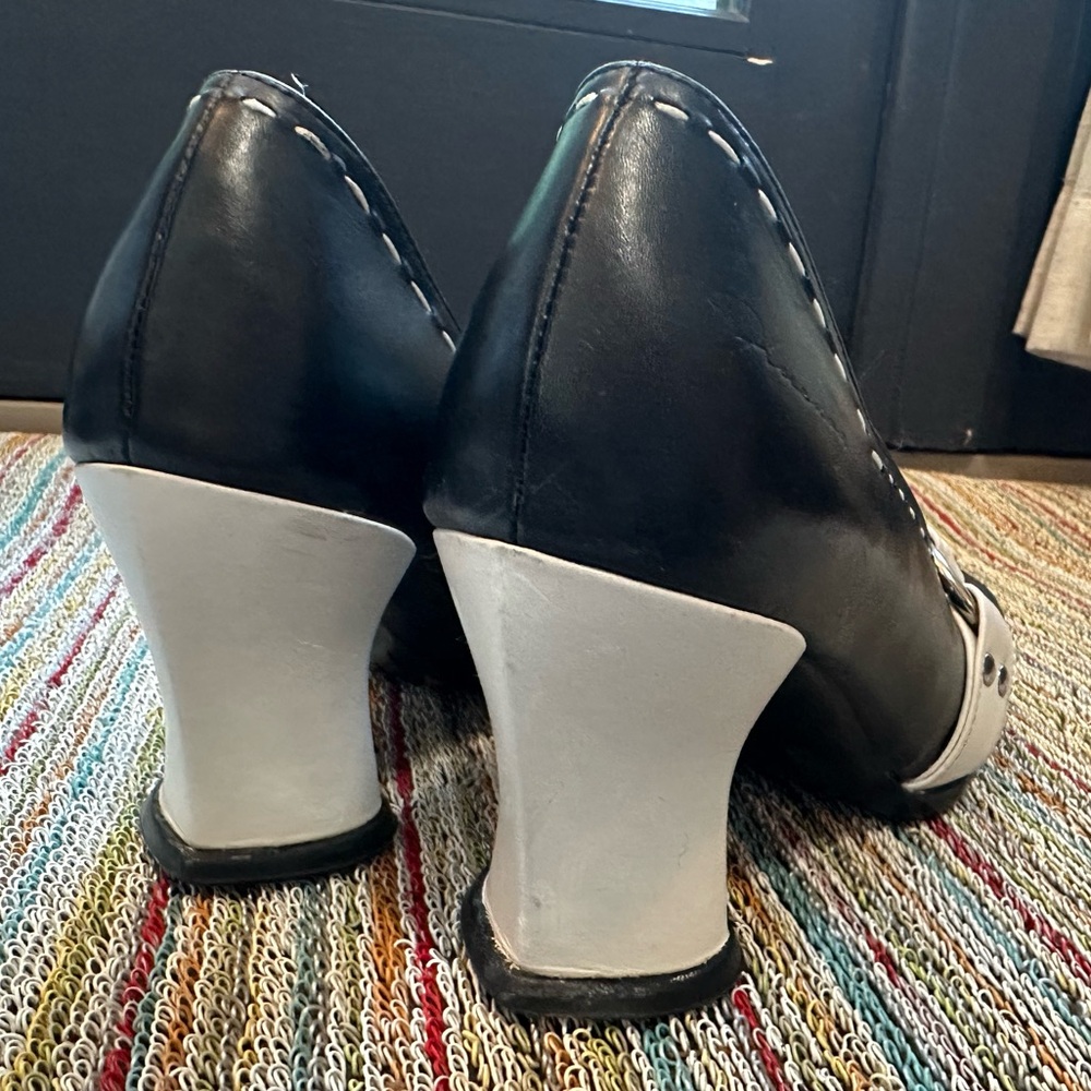 SOLD!! Fluevog VINTAGE EXCELLENT Choice Hi Vanny black/white heart heels❤️ 7 - Picture 5 of 16